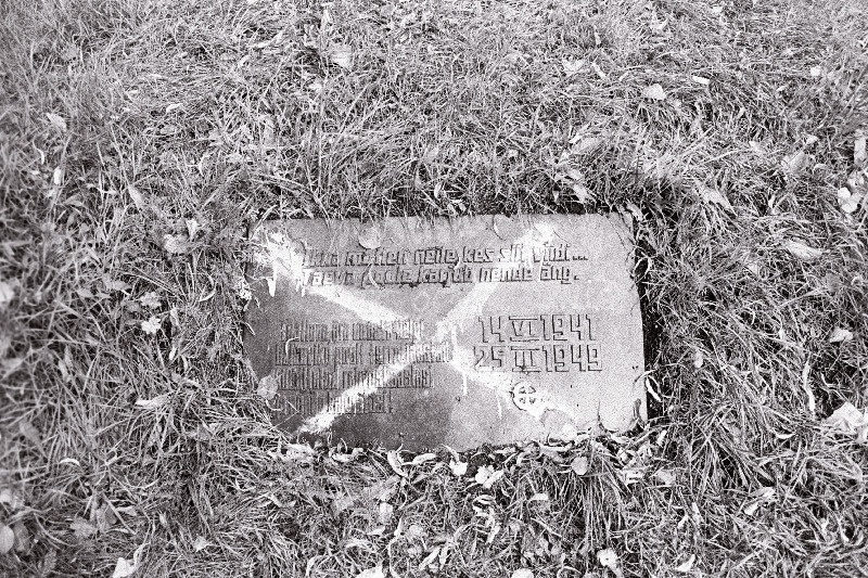 Rüvetatud Lina kuju ja mälestusmärk. Rüüstatud plaat (14.06.1941-25.03.1949).