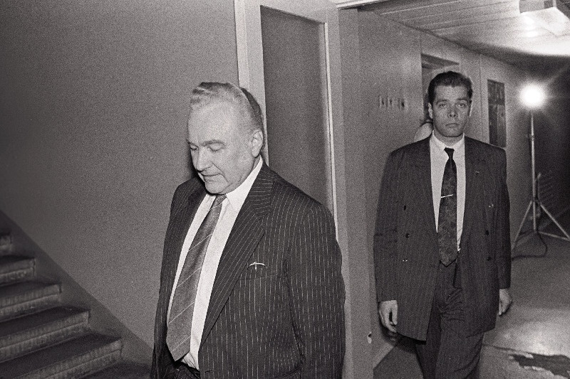 Arnold Rüütel siseneb turvahärraga.