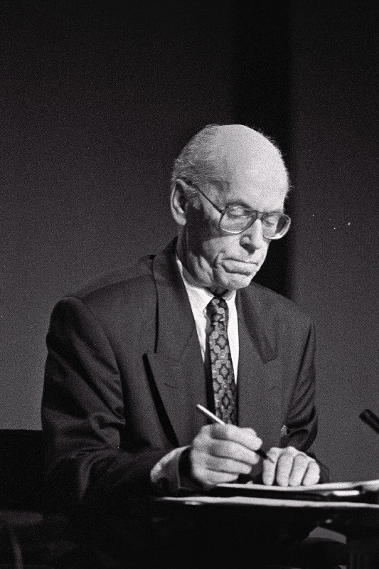 Lennart Meri kirjutab.