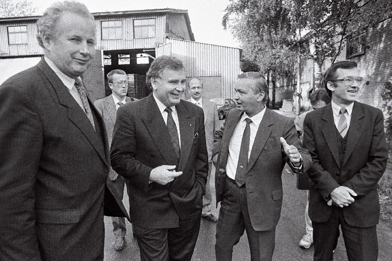 Tiit Vähi delegatsiooniga "Dvigateli" tehase õuel.