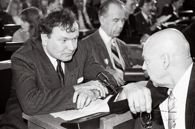 Riigikogu I istungil Toompeal, Jüri Toomepuu ja Rein Helme.  similar photo