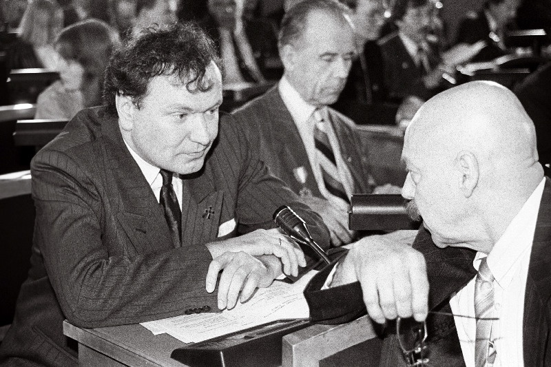 Riigikogu I istungil Toompeal, Jüri Toomepuu ja Rein Helme.