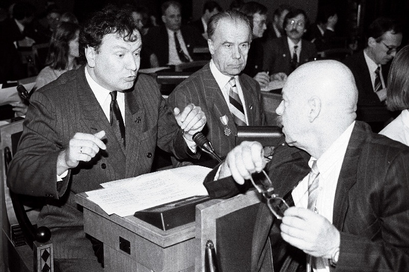 Riigikogu I istungil Toompeal, Jüri Toomepuu, Rein Helme ja M. Niklus.