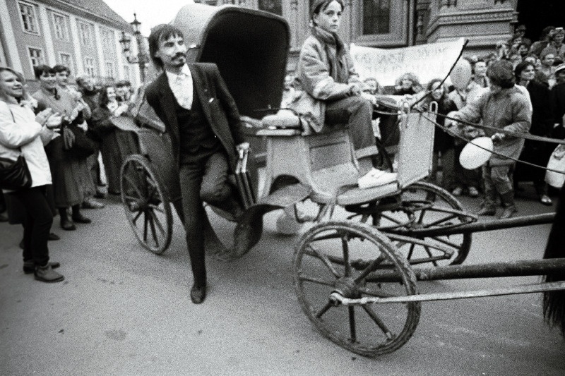 Kalle Kulbok saabus troskaga Toompeale istungile.