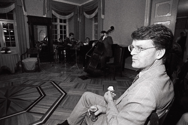 Diplomaat Lars Grundberg istub saalis.