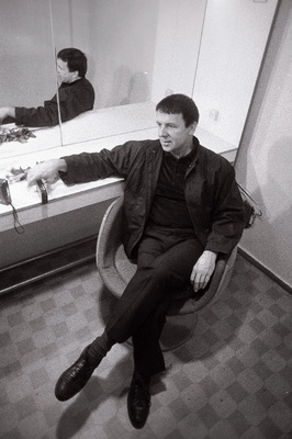 Anatoli Kašpirovski istub peegli kõrval.  duplicate photo