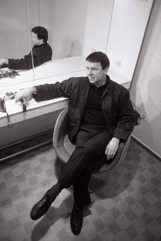 Anatoli Kašpirovski istub peegli kõrval.