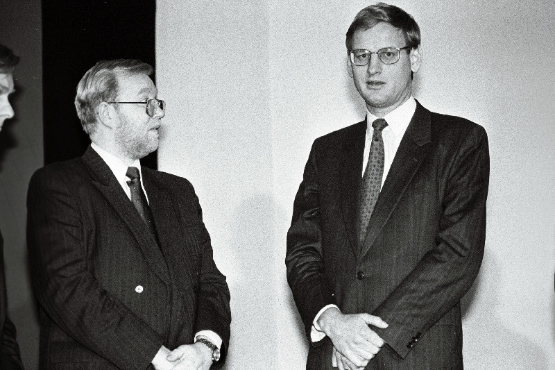 Carl Bildt ja Mart Laar seisavad.