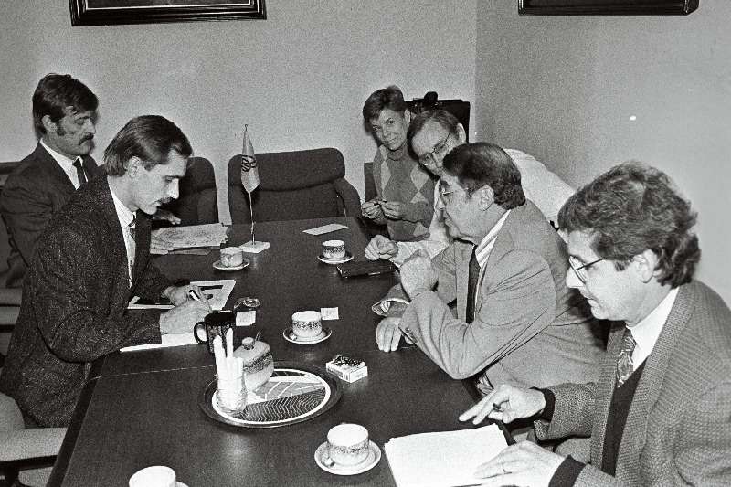Maialmapanga delegatsioon Baltikas, laua taga Meelis Milder jt.