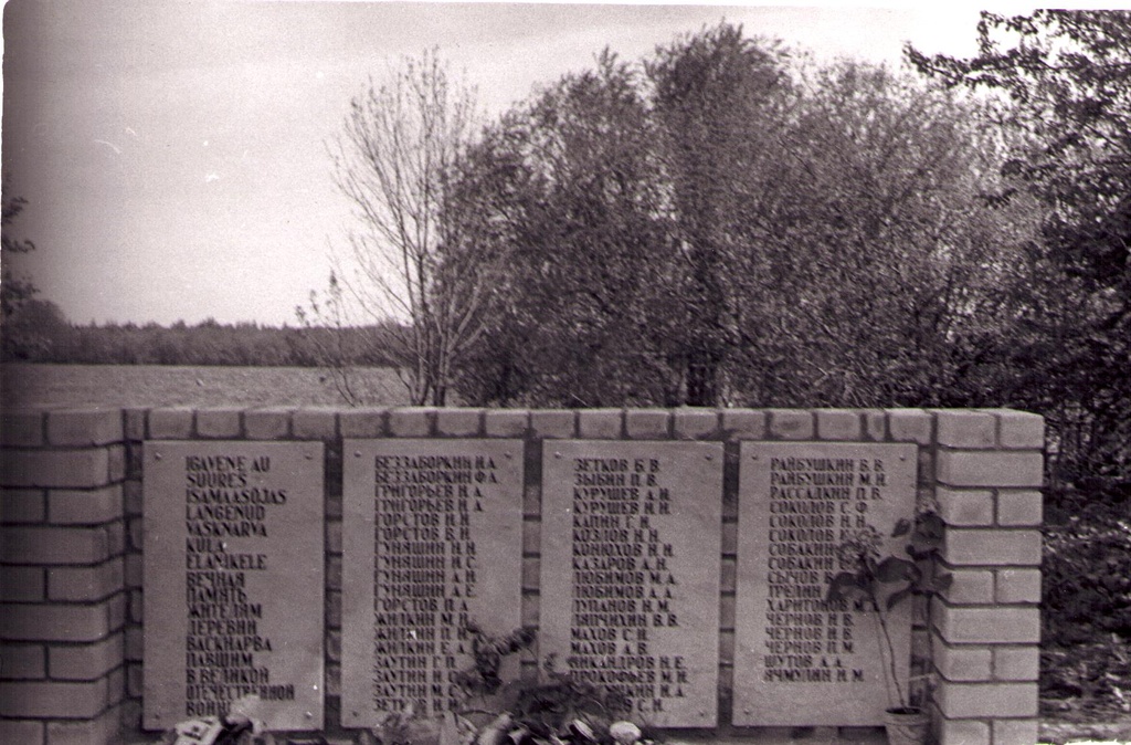 Ekskursioonil. Mälestustahvlid Suures Isamaasõjas langenud Vasknarva küla elanikele.