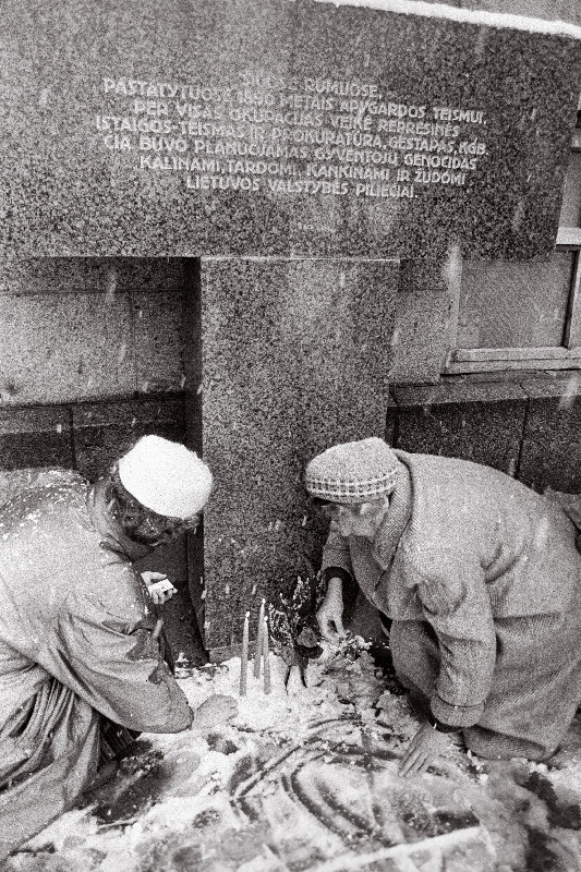Kalmistul, 13. jaanuari 1991 a ohvrite haual.