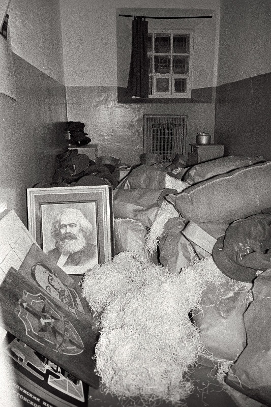 Muuseumis, endises KGB majas. K. Marxi portree, kottide hunnikud.