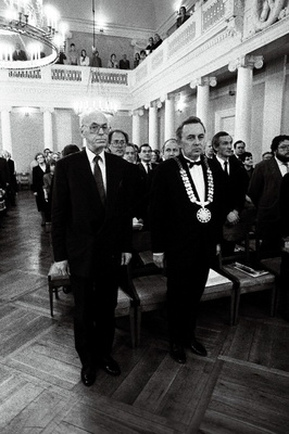 TÜ-360. aulas, rektor Kärner ja L. Meri püsti.  similar photo