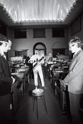 Kuningriiklased  Riigikogu istungite saalis (trumm ja tuli), Kalle Kulbok, Kirill Teiter, R. Parve junior.  similar photo