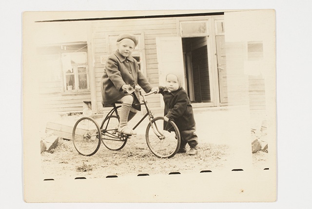 Kaks last kolmerattalise jalgrattaga