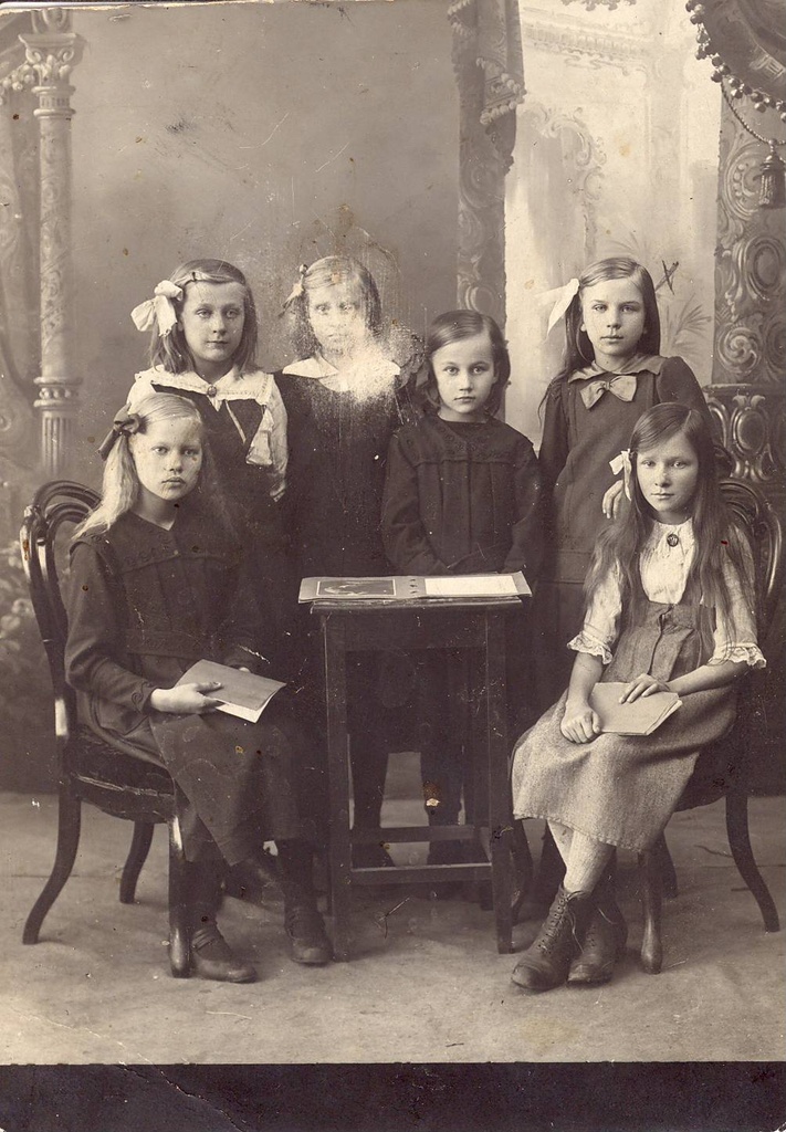 Tõrva alevi algkooli II.kl. tütarlapsed