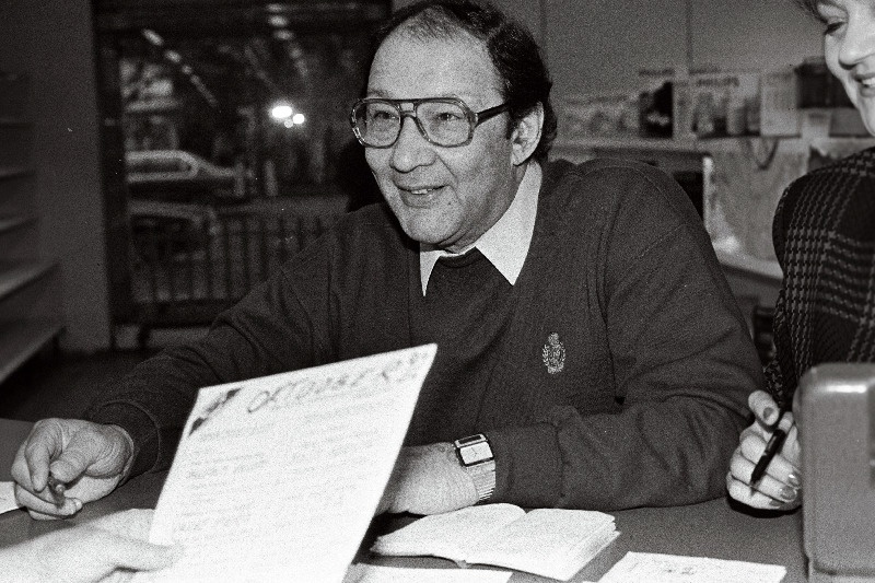 Eino Baskin müüb Kaubamajas pileteid.
