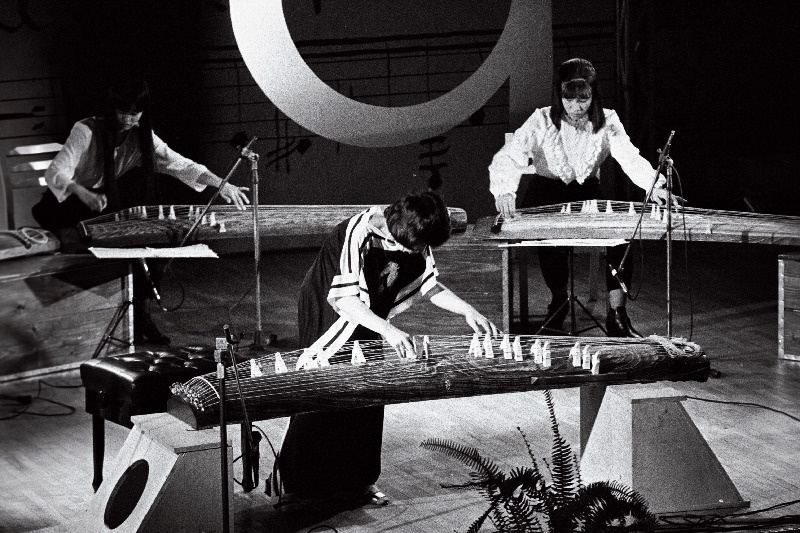 Nyyd'92 muusikafestival. Jaapani koto-muusika ansambel Estonia kontserdisaalis.