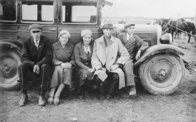 Seltskond autoga Rõngu kiriku mäe all