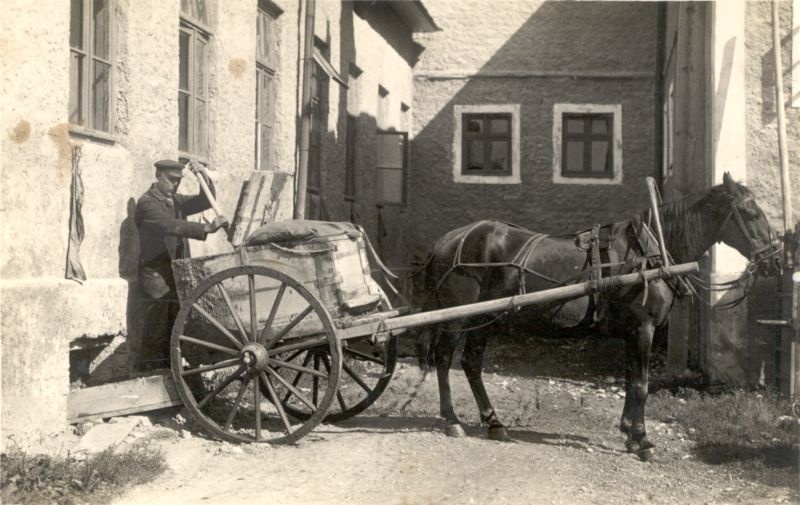 Foto. Haapsalu mudaravi. Fotomontaaz "Kuurort Haapsalu 1932.a." Muda laadimine hobuveoki kastist supelasutuse keldrisse.
Foto: J.Grünthal.