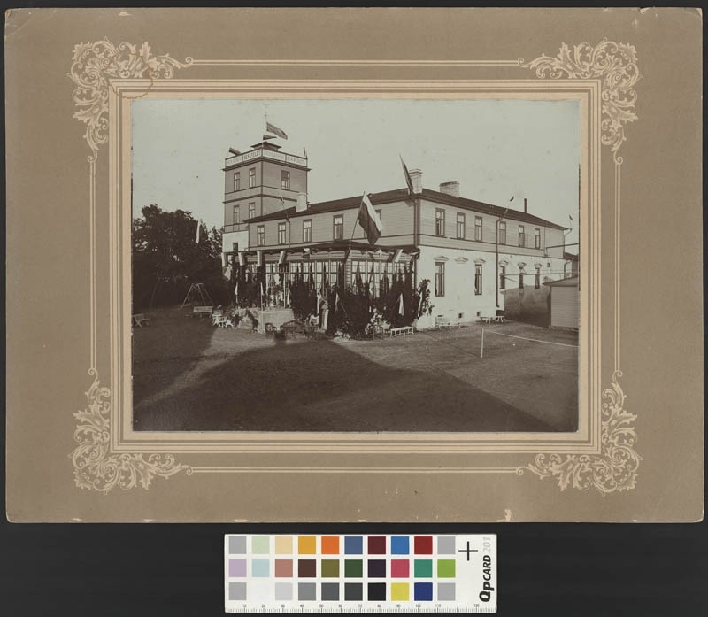 Foto. Bergfeldti supelasutus Haapsalus lipuehtes. Aiapoolne vaade. 1908.
