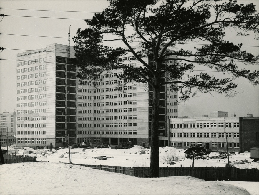 Kiirabihaigla Mustamäel, vaade valmivale hoonele. Arhitekt Ilmar Puumets