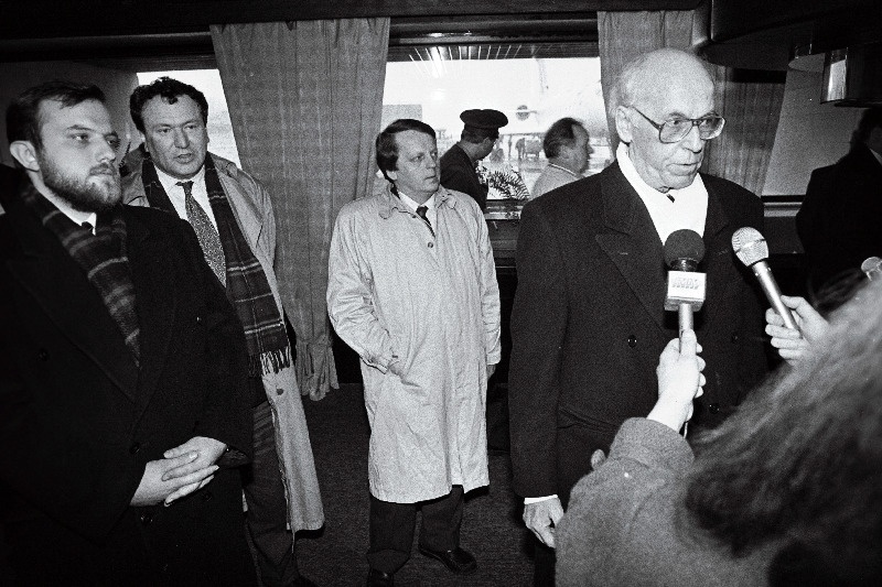 L. Meri, R. Helme ja J. Luik tagasi Iisraelist ja Ukrainast.