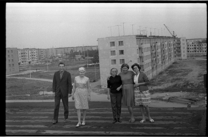 Grupp inimesi Tallinna 37. Keskkooli hoone katusel Mustamäe 5. mikrorajooni hoonete taustal.