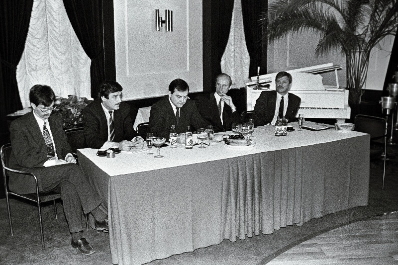 RTV ja EVTV ühine pressikonverents restoranis "Gloria".
