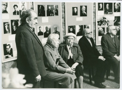 Fotograaf Georgi Tsvetkovi fotonäituse EKP veteranid 1960-ndatel aastatel avamine Kiek in de Köki tornis. Vasakult: Georgi Tsvetkov, Alma Vaarman, August Saulep, Dmitri Kuzmin.  similar photo