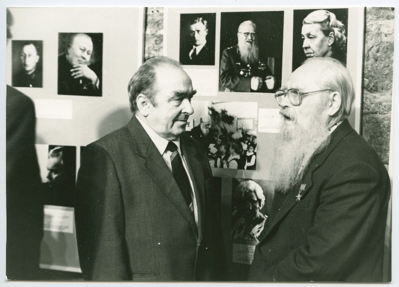 Fotograaf Georgi Tsvetkovi näituse EKP veteranid 1960-ndatel aastatel avamine Kiek in de Köki tornis. Georgi Tsvetkovi õnnitleb parteiveteran Endel Puusepp.