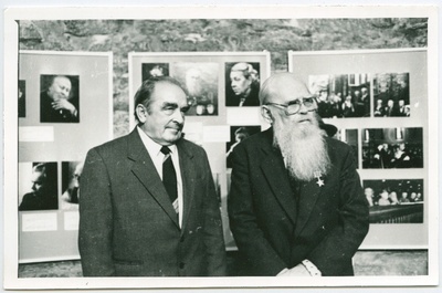 Fotograaf Georgi Tsvetkovi näituse EKP veteranid 1960-ndatel aastatel avamine Kiek in de Köki tornis. Seisavad Georgi Tsvetkov ja parteiveteran Endel Puusepp.  similar photo