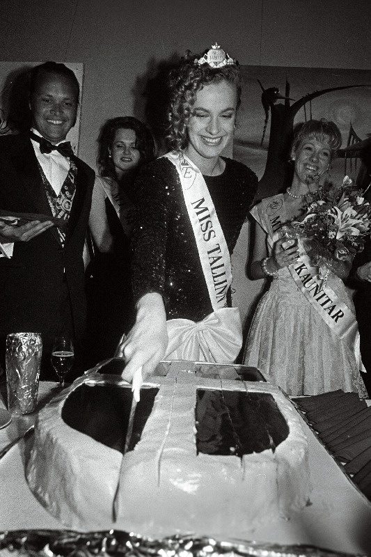 "Miss Tallinn", torti lõikab miss Tallinn Eva-Maria Laan.