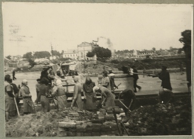 Eesti NSV Riikliku Ajaloo Keskarhiivi töötajad Tartu linna sõjapurustuste taastamistöödel  similar photo