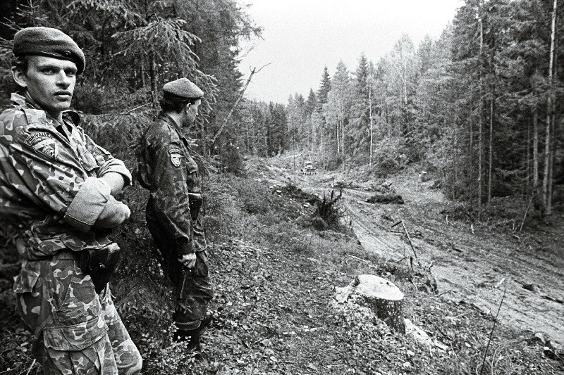 Eesti piirivalvurid Võmmorski piiripunkti lähistel.