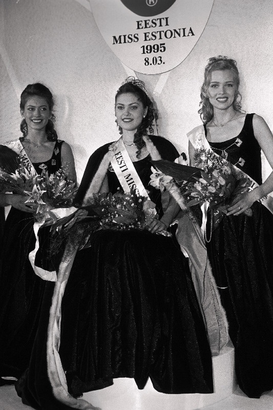 Eesti Miss Estonia'95, vasakult II kaunitar Kati Keevallik, miss Enel Eha, I kaunitar Kadri Kont-Kontsor.