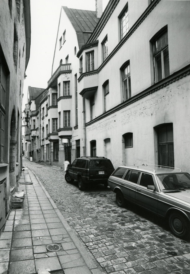 Äridega korterelamu Tallinnas, 2 vaadet hoonele. Arhitektid Karl Burman ja Artur Perna