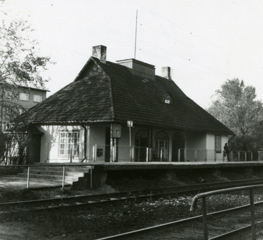 Järve raudteejaam, otsevaade üle raudtee. Arhitekt Karl Burman