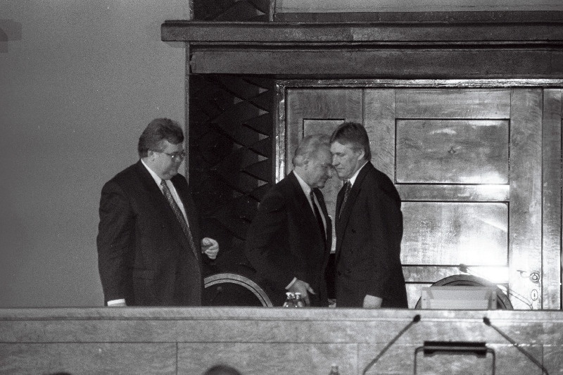 Riigikogu saalis, E. Savisaar, A. Rüütel, T. Savi.