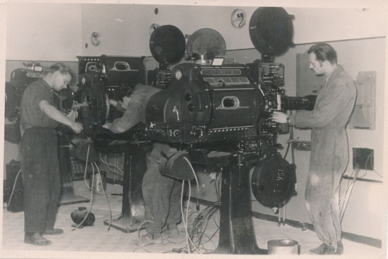 Foto. Haapsalus 1957.a. ehitatud uue laiaekraanilise kino "Oktoober" aparatuuri kohale monteerimine. Novembri alguses, 1957.a.