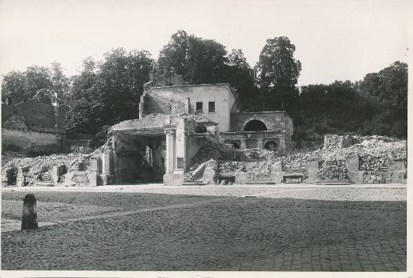Kino Central varemed. Tartu, 1944.
