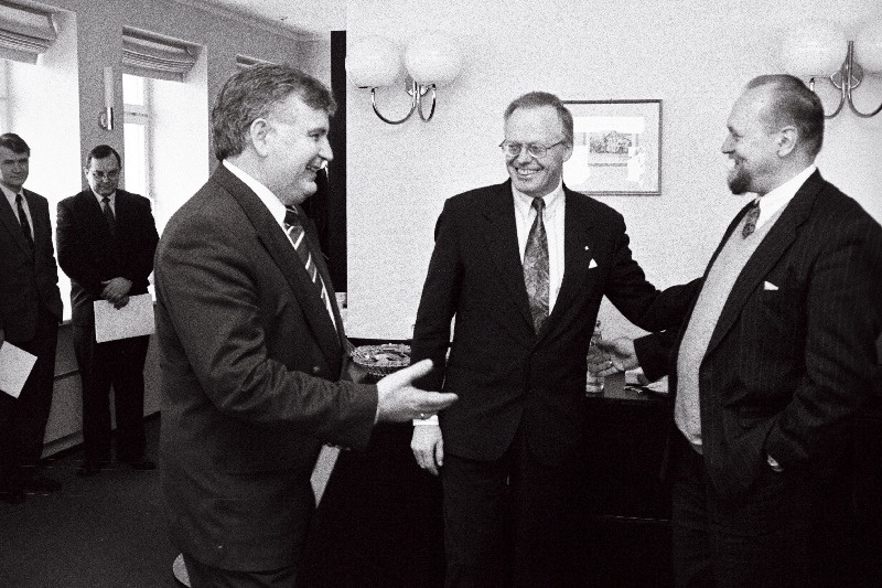 Tiit Vähi ja Läti välisminister Valdis Birkavs.