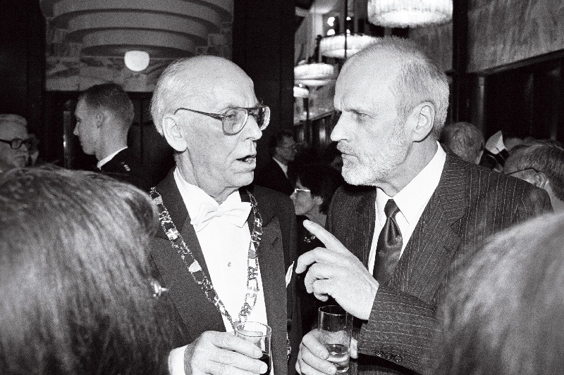 Lennart Meri ja Jüri Arrak presidendi vastuvõtul Sakala keskuses.
