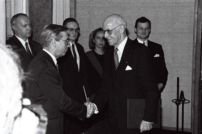 Eesti ja Venemaa vahetasid juulilepete ratifitseerimiskirjad, Aleksandr Trofimov ja Lennart Meri.