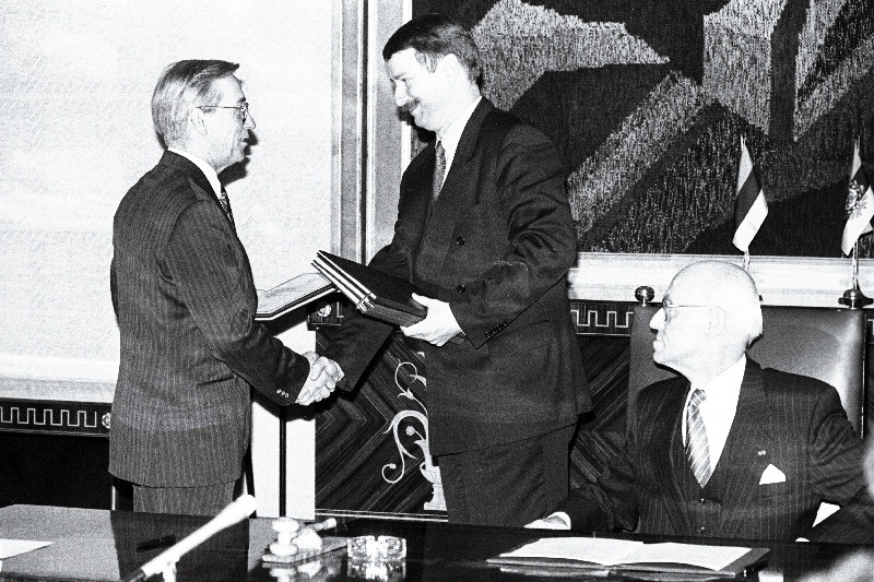 Eesti ja Venemaa vahetasid juulilepete ratifitseerimiskirjad, Aleksandr Trofimov ja Lennart Meri ning Siim Kallas.