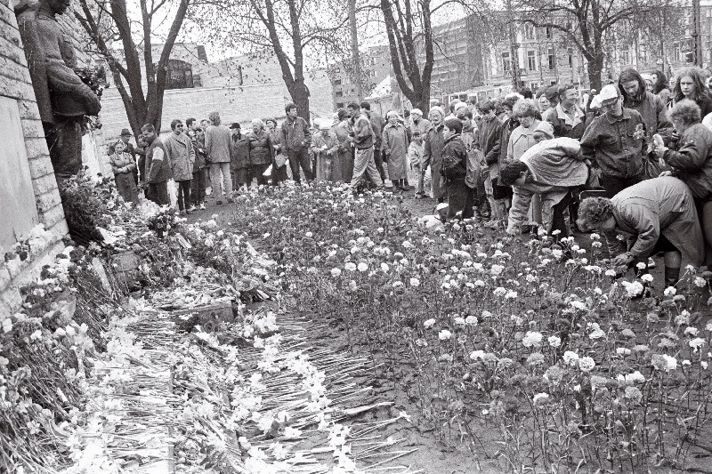 9. mai tähistamine venelaste poolt Tundmatu Sõduri monumendi juures Tõnismäel, esiplaanil sõjaveteran ordenitega.