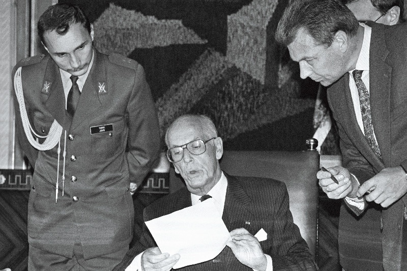 Lennart Meri signeerib Eesti ja Läti Vabariigi merepiirilepingu ratifitseerimiskirja.