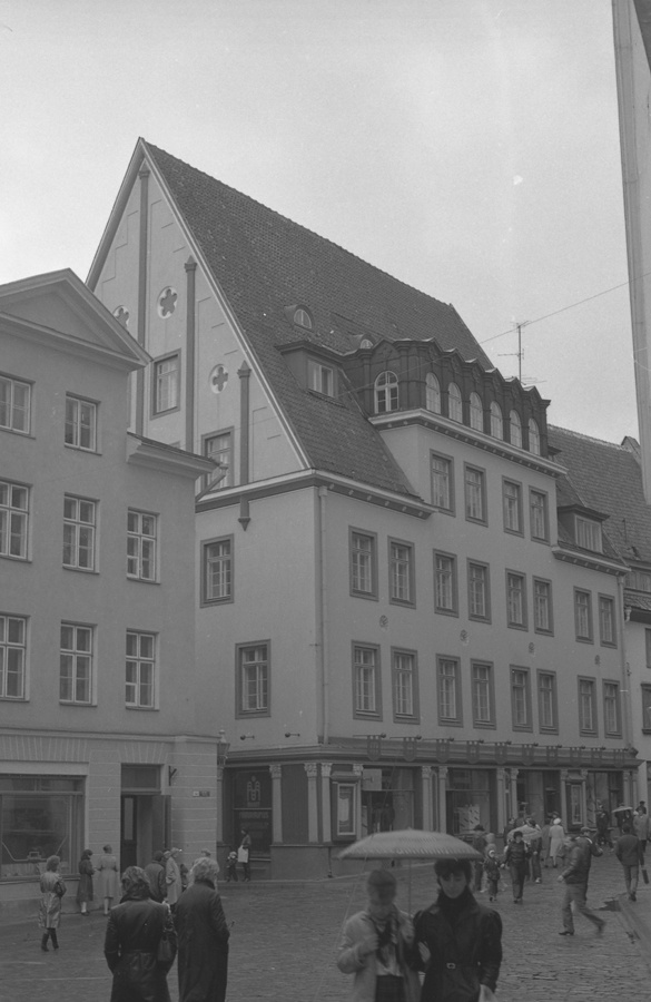 Elu- ja ärihoone Raekoja platsil, vaade. Ümberehitus arh Eugen Habermann