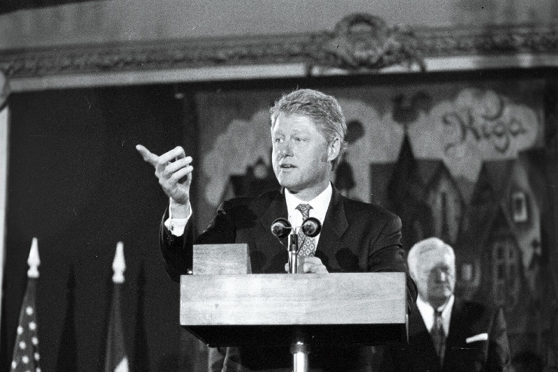 USA president Bill Clinton Riias.
