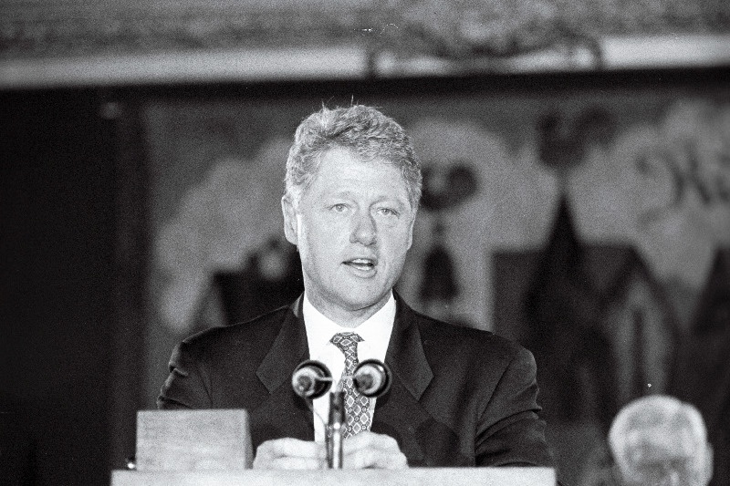 USA president Bill Clinton Riias.